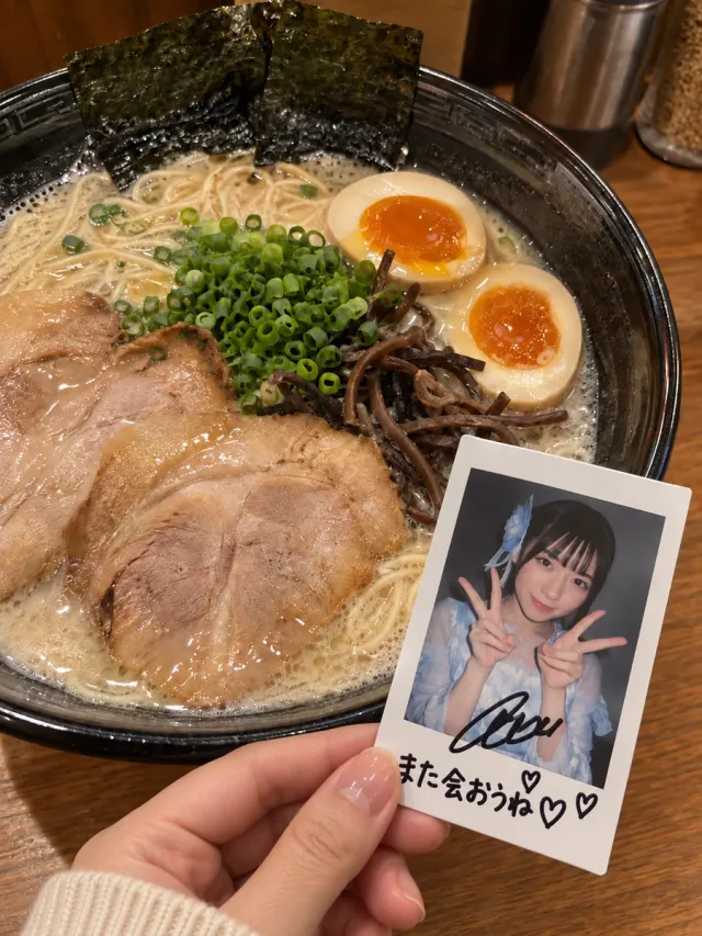 ラーメンの手前にチェキを添えた写真。中央に日付、右下に #chekimechi が入っている