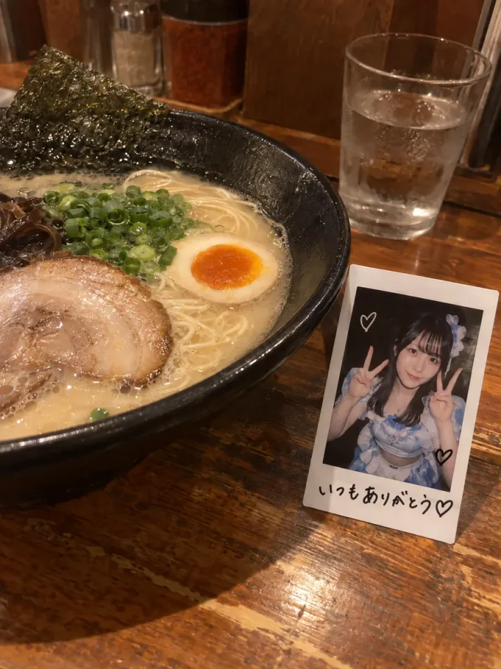 ラーメンとチェキの写真に、撮影から共有までの各段階を重ねたもの